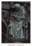 601993 Afbeelding van het beeld van de kanunnik Hugo Wstinc, de schrijver van het Rechtboek van de Domkerk (midden 14e ...